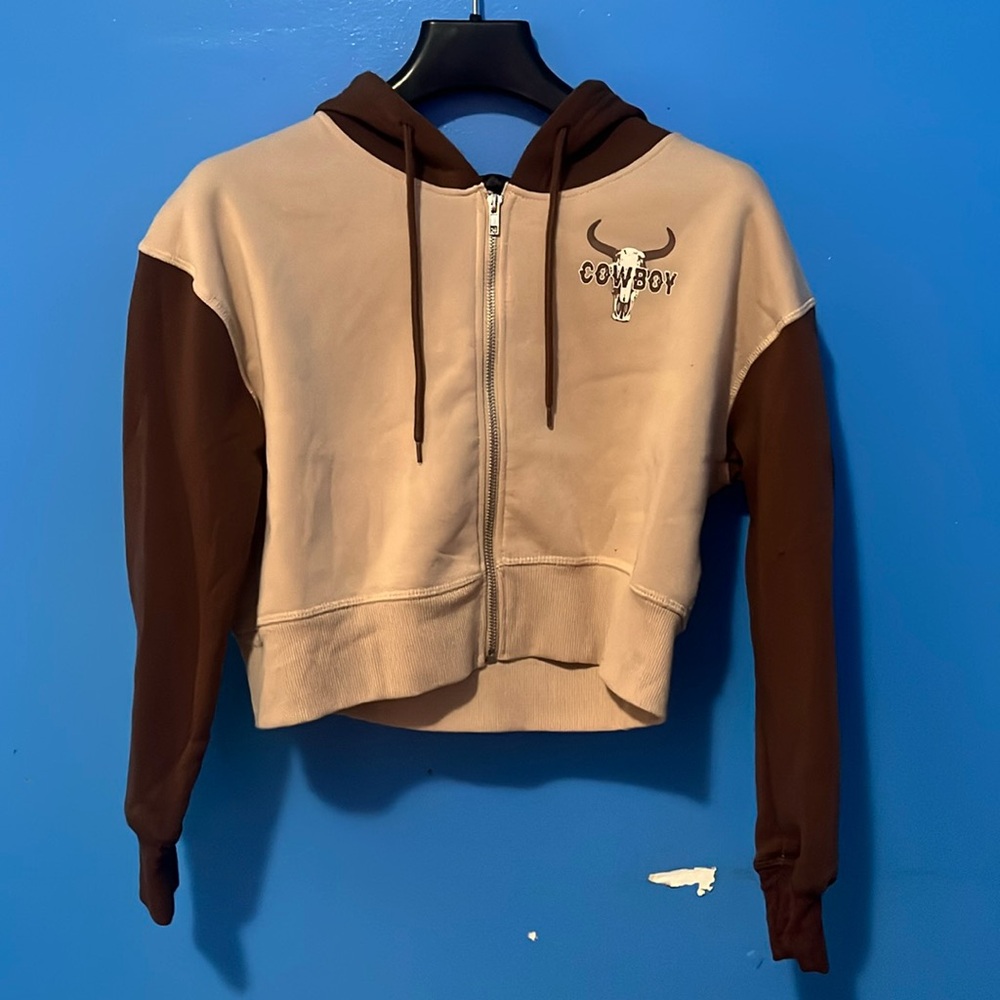 Brand is FADEO ROSE but it’s a size M.